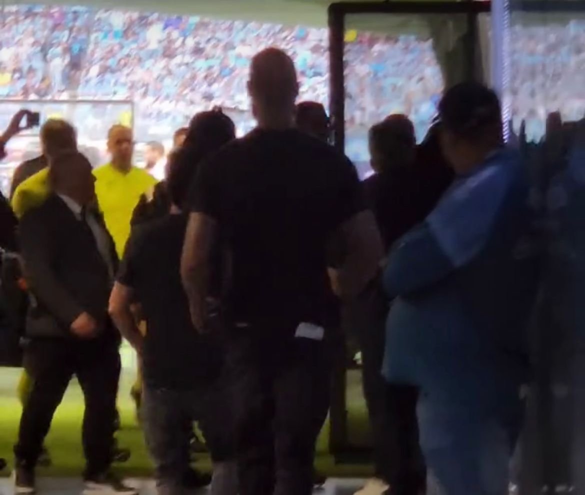 VÍDEO: dirigentes do Corinthians tentam invadir sala do VAR na Arena do Grêmio
