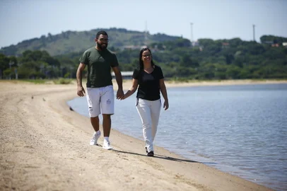 PORTO ALEGRE, RS, BRASIL, 10-02-2022: Donna conta histórias de mulheres que namoram homens mais novos, como é o caso de Juliana Schmitz Noimann, 40 anos, que namora Marcelo Loureiro Belmonte, 26 (FOTO FÉLIX ZUCCO/AGÊNCIA RBS, Caderno Donna).<!-- NICAID(15012042) -->