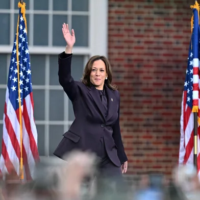 US Vice President Democratic presidential candidate Kamala Harris waves at supporters as she walks on stage to speak at Howard University in Washington, DC, on November 6, 2024. Donald Trump won a sweeping victory on November 6, 2024 in the US presidential election, defeating Kamala Harris to complete an astonishing political comeback that sent shock waves around the world. (Photo by ANGELA WEISS / AFP)Editoria: POLLocal: WashingtonIndexador: ANGELA WEISSSecao: electionFonte: AFPFotógrafo: STF<!-- NICAID(15908670) -->
