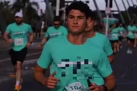 O jovem que teve um mal súbito e sofreu uma parada cardiorrespiratória durante a primeiro dia da 40ª Maratona Internacional de Porto Alegre morreu no dia do aniversário. João Gabriel Hofstatter De Lamare completava 20 anos neste sábado (7). Estudante de Ciência de Dados e Inteligência Artificial da PUCRS, participava de grupos de corrida. Era a primeira vez que fazia o trajeto de 21 quilômetros.<!-- NICAID(16054827) -->