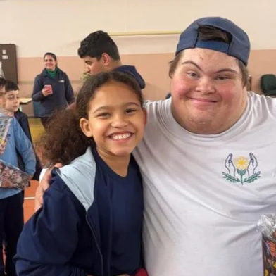 Estudante do 4º ano, Amanda Dandolini de Souza, 9, presenteou Leanderson Martini, 18 anos. Eles compartilharam a aula de Educação Física na atividade que incentivou empatia e integração, organizada pela Caminho Rede de Ensino<!-- NICAID(15563948) -->