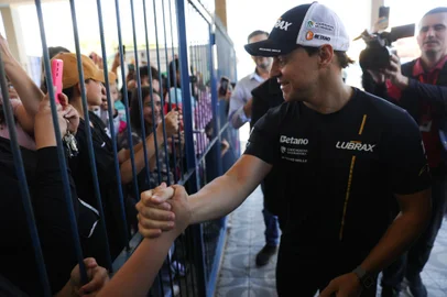 Canoas, RS, Brasil - 05/09/2024 - Piloto Felipe Massa visita escola são Mateus, no bairro Matias velho, para onde enviou doações durante a inundação.Fotos Jonathan Heckler<!-- NICAID(15859015) -->