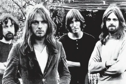 Boas novas: a mulher de David Gilmour anunciou que o PINK FLOYD vai lançar um disco inédito em outubro. Resultado de gravações feitas em 1994, The Endless River será o primeiro álbum da banda em 20 anos  o último lançamento foi The Division Bell (1994). Na foto acima, está a formação com Nick Mason, Gilmour, Roger Waters e Richard Wright (1943  2008). Enquanto o CD não chega, confira aqui uma lista de qualidades floydianas.