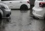 VÍDEO: após chuva forte, água jorra de bueiros em ruas de Porto Alegre