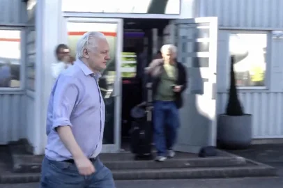 Ativista australiano Julian Assange deixa prisão em Londres e embarca em avião para voltar à Austrália<!-- NICAID(15797299) -->