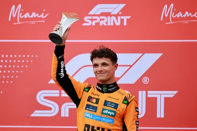 MIAMI, FLORIDA - MAY 03: Sprint winner Lando Norris of Great Britain and McLaren lifts his trophy during the Sprint ahead of the F1 Grand Prix of Miami at Miami International Autodrome on May 03, 2025 in Miami, Florida.   Hector Vivas/Getty Images/AFP (Photo by Hector Vivas / GETTY IMAGES NORTH AMERICA / Getty Images via AFP)<!-- NICAID(16029366) -->