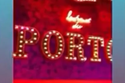 Uma pizzaria decidiu promover shows durante inauguração do estabelecimento em Porro Alegre. Vídeos postados na terça-feira (20) à noite no Instagram da própria Porto Cara de Mau, localizada no Boulevard Laçador, na zona norte da cidade, mostram funcionários vestidos de piratas dançando muito próximos às mesas de clientes ao som de músicas num volume alto. Só que esse tipo de apresentação artística com música está proibida nas regras atuais do Distanciamento Controlado. Foto: Instagram/Reprodução<!-- NICAID(14764518) -->