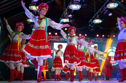 A cerimônia de abertura oficial do 52º Festival Internacional de Folclore de Nova Petrópolis evidenciou – e celebrou – os diversos motivos pelos quais o evento é um dos mais relevantes no cenário cultural e do turismo gaúcho. Realizada na noite de 18 de julho, na Rua Coberta do município, a solenidade reuniu uma série de lideranças que, em coro, enalteceram o legado de contribuições do FIF.FOTO: Ballet Ucraniano Roksolana, da Argentina<!-- NICAID(16084280) -->
