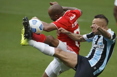 Jogadores do Internacional e do Grêmio realizam lance durante partida pelo grenal.Foto: Jefferson Botega/Agência RBSIndexador: Jeff Botega<!-- NICAID(14831546) -->