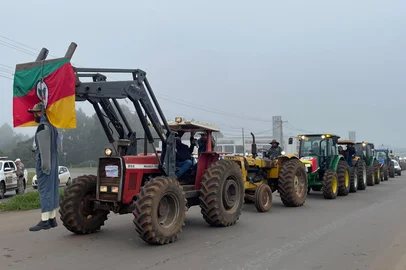 Produtores rurais fazem tratoraço em o Fundo por renegociação de dívidas; mobilização segue no centro da cidade<!-- NICAID(16053828) -->