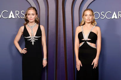 Emily Blunt e Margot Robbie usam vestidos quase idênticos em evento relacionado ao Oscar<!-- NICAID(15646345) -->
