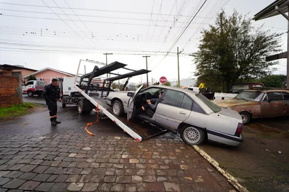 Força-tarefa recolhe carros abandonados das ruas de Passo Fundo<!-- NICAID(16097425) -->
