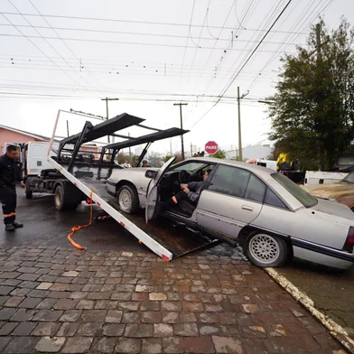 Força-tarefa recolhe carros abandonados das ruas de Passo Fundo<!-- NICAID(16097425) -->