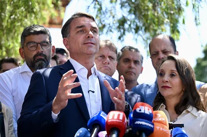 EVARISTO SA / AFP Brazil's right-wing senator and Liberal Party (PL) presidential candidate Flavio Bolsonaro speaks bedide Podemos party president Renata Abreu during a meeting with political party representatives to seek support ahead of the presidential run-off election, in Brasilia on October 8, 2026. (Photo by Evaristo Sa / AFP)<!-- NICAID(16383377) -->