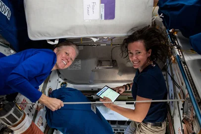 **A PEDIDO DE FILIPE PIMENTEL**GMT116_12_09_Shane Kimbrough_1017_In-cabin crew pics.  Aki Soichi PAOiss065e006538 (April 26, 2021) --- Expedition 65 Flight Engineers Shannon Walker and Megan McArthur, both NASA astronauts, are pictured during crew handover activities aboard the International Space Station. Walker was preparing for her departure with her SpaceX Crew-1 crewmates and helping McArthur, a Crew-2 Pilot, get up to speed with station systems.<!-- NICAID(15010830) -->