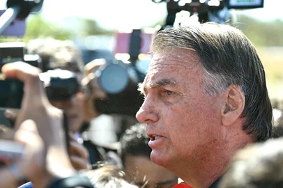 Brazil's former President Jair Bolsonaro speaks to members of the media after being fitted with an electronic monitoring device in Brasilia on July 18, 2025. Brazi's former president Jair Bolsonaro must wear an electronic monitoring device as he awaits a verdict in his trial on charges of plotting a coup, a Supreme Court judge ruled Friday. (Photo by EVARISTO SA / AFP)Editoria: POLLocal: BrasíliaIndexador: EVARISTO SASecao: coup d'etatFonte: AFPFotógrafo: STF<!-- NICAID(16083201) -->