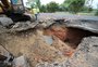 Rompimento de galeria causou cratera na freeway e não há previsão para liberação total da rodovia, diz CCR ViaSul