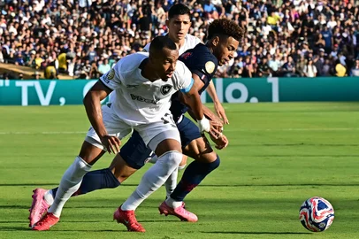 Botafogo's Brazilian midfielder #17 Marlon Freitas and Paris Saint-Germain's French midfielder #14 Desire Doue fight for the ball during the FIFA Club World Cup 2025 Group B football match between France's Paris Saint-Germain and Brazil's Botafogo at the Rose Bowl stadium in Los Angeles on June 19, 2025. (Photo by Frederic J. Brown / AFP)<!-- NICAID(16063915) -->