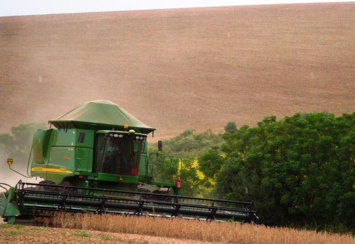 Em plena colheita, pre&ccedil;o sobe e falta diesel na lavoura: "Fornecimento estressado"