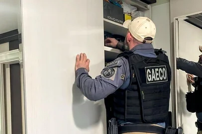 O Ministério Público do Rio Grande do Sul (MPRS), por meio da Promotoria de Justiça Especializada Criminal de Porto Alegre e com apoio do Grupo de Atuação Especial de Combate ao Crime Organizado (GAECO), deflagrou nesta quinta-feira, 16 de outubro, a Operação Expansionista, com ações simultâneas em seis Estados e no Distrito Federal. A ofensiva teve como objetivo desarticular uma organização criminosa especializada na lavagem de dinheiro oriundo do tráfico de drogas e que acumulou cerca de R$ 180 milhões.<!-- NICAID(16147670) -->