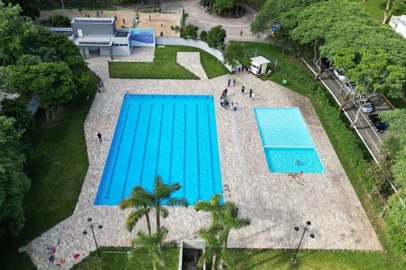 Entretanto, devido à abertura excepcional no feriado, a rotina de limpeza, que ocorre às segundas-feiras, será transferida para a terça-feira, 02 de janeiro, estando fechado ao público.Vale lembrar que para acessar o local é preciso realizar o cadastro no Departamento Municipal do Esporte da Juventude (DMEJ) localizado nos Pavilhões da Fenakiwi, na Avenida Prefeito Arno Domingos Busetti, sem número, no bairro Cinquentenário.As inscrições são realizadas por ordem de chegada, no horário das 7h30min até 12h e das 13h até as 17h de segunda a sexta-feira.<!-- NICAID(15637939) -->