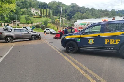 Mulher fica ferida após colisão na BR-116, em Picada Café<!-- NICAID(16240945) -->