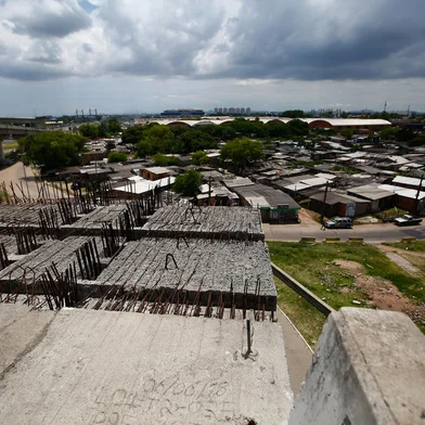 Porto Alegre, RS, BrasilMoradores da Vila Areia seguem sem perspectiva de mudança de endereço devido a obras paralizadas das alças inacabadas da nova ppnte sobre o rio Guaíba.Indexador: Jonathan Hgeckler<!-- NICAID(15639261) -->