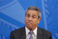 DF - PRISÃO/BRAGA NETTO/PF/ARQUIVO - POLÍTICA - FOTO DE ARQUIVO DE 13/03/2020. O Ministro da Casa Civil, Walter Braga Neto, concede entrevista à imprensa sobre a   evolução da Covid-19, no Salão Oeste do Palácio do Planalto, em Brasília (DF).  A Polícia Federal prendeu, na manhã   deste sábado, 14, o general da reserva Walter Souza Braga Netto, ex-ministro da Defesa e candidato a vice na chapa   de Jair Bolsonaro (PL). Ele foi detido em Copacabana, no Rio de Janeiro, em uma operação que contou com o apoio do   Exército. Braga Netto será entregue ao Comando Militar do Leste, onde ficará sob custódia das Forças Armadas. O   mandado de prisão preventiva por obstrução da Justiça foi expedido pelo Supremo Tribunal Federal (STF).   13/03/2020 - Foto: DIDA SAMPAIO/ESTADÃO CONTEÚDO<!-- NICAID(15935761) -->