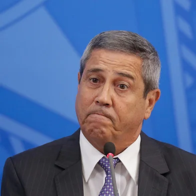 DF - PRISÃO/BRAGA NETTO/PF/ARQUIVO - POLÍTICA - FOTO DE ARQUIVO DE 13/03/2020. O Ministro da Casa Civil, Walter Braga Neto, concede entrevista à imprensa sobre a   evolução da Covid-19, no Salão Oeste do Palácio do Planalto, em Brasília (DF).  A Polícia Federal prendeu, na manhã   deste sábado, 14, o general da reserva Walter Souza Braga Netto, ex-ministro da Defesa e candidato a vice na chapa   de Jair Bolsonaro (PL). Ele foi detido em Copacabana, no Rio de Janeiro, em uma operação que contou com o apoio do   Exército. Braga Netto será entregue ao Comando Militar do Leste, onde ficará sob custódia das Forças Armadas. O   mandado de prisão preventiva por obstrução da Justiça foi expedido pelo Supremo Tribunal Federal (STF).   13/03/2020 - Foto: DIDA SAMPAIO/ESTADÃO CONTEÚDO<!-- NICAID(15935761) -->