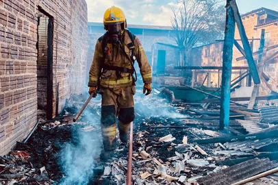 Menino de 4 anos morre durante incêndio em residência em Taquara<!-- NICAID(16025231) -->