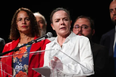 Reação do mercado a Lula foi movimento especulativo e causou espanto, diz GleisiDF - GOVERNO/TRANSIÇÃO/GLEISI HOFFMANN - POLÍTICA - A presidente do PT, Gleisi Hoffmann   (c), afirmou nesta sexta-feira, 11 de   novembro de 2022, que a reação do   mercado na quinta-feira às declarações   do presidente eleito Luiz Inácio Lula   da Silva sobre política fiscal foi um   movimento especulativo e causou   "espanto". Após a primeira reunião do   Conselho Político da Transição, no   Centro Cultural Banco do Brasil (CCBB),   a deputada disse que o mercado conhece   Lula e que o partido não abre mão de   colocar a "responsabilidade social" em   primeiro lugar.   10/11/2022 - Foto: WILTON JUNIOR/ESTADÃO CONTEÚDOEditoria: POLÍTICALocal: BRASÍLIAIndexador: WILTON JUNIORFonte: ESTADAO CONTEUDOFotógrafo: ESTADÃO CONTEÚDO<!-- NICAID(15262892) -->