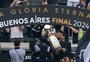 Djokovic carrega troféu da Libertadores antes da final entre Atlético-MG e Botafogo