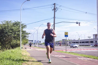 Fábio Springer chegou a pesar 130kg em 2021, mas perdeu 35kg após mudar a rotina e começar a correr - Foto: Matheus Pé/Especial<!-- NICAID(15939644) -->