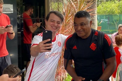 Não há mistério no ambiente do Inter antes do Gre-Nal decisivo do Gauchão, neste domingo (16), às 16h. Horas antes de ir para o Beira-Rio, o clima na concentração é de ansiedade para o início da partida.Às 9h30min, o técnico Roger Machado chegou ao hotel e foi muito assediado por torcedores que pediam fotos e autógrafos. Solícito, o treinador atendeu a todos e ouviu variados pedidos dos torcedores.<!-- NICAID(15996514) -->