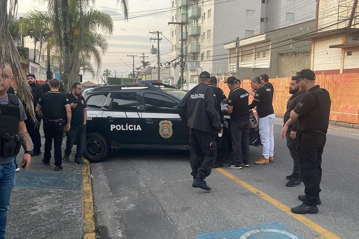 Polícia prende suspeitos por golpe do falso leilão em SP e RS; entenda o crime Uma operação policial nesta terça-feira (9) combateu um grupo criminoso que aplicava golpes virtuais por meio de leilões falsos de veículos. Ao todo, foram cumpridos 17 mandados de busca e apreensão e 12 de prisão temporária nas cidades paulistas de São Paulo e Itanhaém, e ao menos sete pessoas já estão presas. Polícia Civil / Divulgação