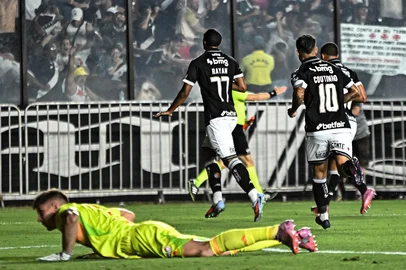 VASCO X INTERNACIONALRJ - BRASILEIRÃO/VASCO X INTERNACIONAL - ESPORTES - Rayan (77), do Vasco, comemora após marcar gol na partida entre Vasco e Internacional válida pela 36ª rodada do Campeonato Brasileiro 2025, no   Estádio São Januário, na zona norte do Rio de Janeiro, na noite desta sexta-feira  (28).    28/11/2025 - Foto: DHAVID NORMANDO/CÓDIGO19/ESTADÃO CONTEÚDOEditoria: ESPORTESLocal: RIO DE JANEIROIndexador: DHAVID NORMANDOFonte: CÃ³digo 19Fotógrafo: CÓDIGO19<!-- NICAID(16176940) -->