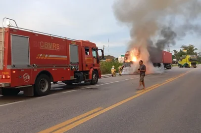 Divulgação / Ecovias Sul Carreta pega fogo na BR-392, em Rio Grande<!-- NICAID(16205193) -->