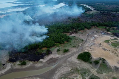 Aerial view of a fire in the Amazon rainforest in Iranduba, Amazonas, northern Brazil, on September 23, 2023. The Amazonas is suffering a severe drought that is affecting navigation and the distribution of fuel and food to the interior, following which the government of Amazonas declared a State of Environmental Emergency on September 12. (Photo by Michael Dantas / AFP)Editoria: DISLocal: IrandubaIndexador: MICHAEL DANTASSecao: droughtFonte: AFPFotógrafo: STR<!-- NICAID(15594243) -->