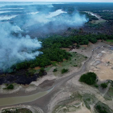 Aerial view of a fire in the Amazon rainforest in Iranduba, Amazonas, northern Brazil, on September 23, 2023. The Amazonas is suffering a severe drought that is affecting navigation and the distribution of fuel and food to the interior, following which the government of Amazonas declared a State of Environmental Emergency on September 12. (Photo by Michael Dantas / AFP)Editoria: DISLocal: IrandubaIndexador: MICHAEL DANTASSecao: droughtFonte: AFPFotógrafo: STR<!-- NICAID(15594243) -->