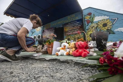 Pessoas continuam vigília em frente à creche de Blumenau onde quatro crianças foram mortasSC - CRECHE/BLUMENAU/ATAQUE/CRIANÇAS/MORTES/VIGÍLIA - GERAL - Moradores de Blumenau (SC) continuam vigília em frente à creche Cantinho Bom Pastor, nesta quinta-feira (6), depois     que um ataque deixou quatro crianças mortas, ontem (5). Muitas flores e homenagens foram deixadas no local. O     assassino, de 25 anos, levava uma machadinha e uma faca e, após fugir do local do crime, se apresentou à Polícia     Militar. Outros cinco alunos que ficaram feridos já deixaram o hospital.     06/04/2023 - Foto: TABA BENEDICTO/ESTADÃO CONTEÚDOEditoria: GERALLocal: BLUMENAUIndexador: TABA BENEDICTOFotógrafo: ESTADÃO CONTEÚDO<!-- NICAID(15400054) -->