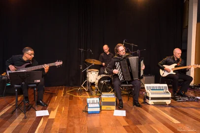 Formado por André Arrosi (acordeon), Duda Goldani (guitarra), Gyba Soarez (baixo) e Eduardo Arruda (bateria), o André Arrosi Quarteto volta ao palco da Casa da Cultura, em Caxias do Sul, no dia 21 de março (sexta).<!-- NICAID(15990779) -->