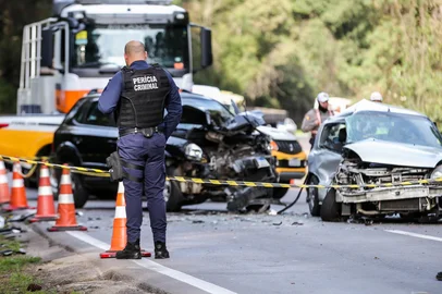 CAXIAS DO SUL, RS, BRASIL, 01/09/2025. Homem morre e outras duas pessoas ficam feridas em acidente na RS-122, em Caxias do Sul. Colisão envolveu três veículos no km 74. (Neimar De Cesero/Agência RBS)Indexador: Neimar De Cesero<!-- NICAID(16114266) -->