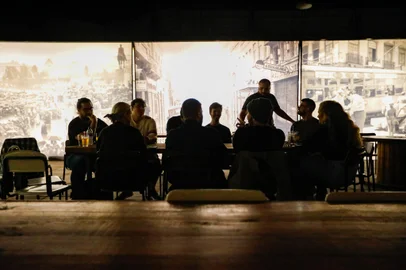 PORTO ALEGRE, RS, BRASIL, 12.05.2023: Vida noturna na capital. No detalhe o Bar Fuga, localizado no 4º Distrito. Foto: Camila Hermes/Agencia RBS<!-- NICAID(15429063) -->