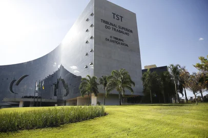 O Tribunal Superior do Trabalho - TST, com sede em Brasília-DF e jurisdição em todo o território nacional, é órgão de cúpula da Justiça do Trabalho, nos termos do artigo 111, inciso I, da Constituição da República, cuja função precípua consiste em uniformizar a jurisprudência trabalhista brasileira.Foto: Giovanna Bembom<!-- NICAID(15921725) -->