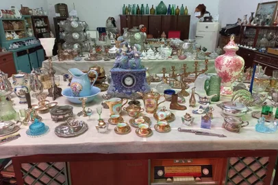 Feira de antiguidades Revival Cars e Antiques. Em três salas junto ao pavilhão da Rua Angelo Chiarello 3.374, no bairro Pio X, o público poderá conferir as “novidades” garimpadas constantemente pelo organizador Jonathan Franco. Entram aí desde uma geladeira de madeira do início do século 20, pratarias, louças, artigos rústicos e campeiros, telefones, esmaltados e facas de churrasco Eberle até eletrolas, lustres, brinquedos, discos de vinil, baleiros, garrafões, utensílios de cozinha e colecionáveis em geral.<!-- NICAID(15142516) -->