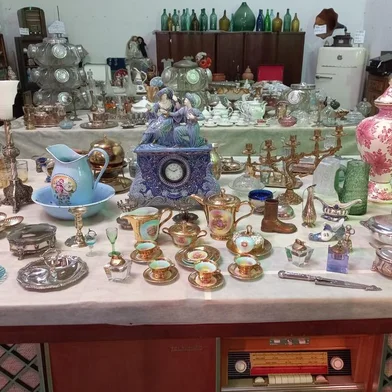 Feira de antiguidades Revival Cars e Antiques. Em três salas junto ao pavilhão da Rua Angelo Chiarello 3.374, no bairro Pio X, o público poderá conferir as “novidades” garimpadas constantemente pelo organizador Jonathan Franco. Entram aí desde uma geladeira de madeira do início do século 20, pratarias, louças, artigos rústicos e campeiros, telefones, esmaltados e facas de churrasco Eberle até eletrolas, lustres, brinquedos, discos de vinil, baleiros, garrafões, utensílios de cozinha e colecionáveis em geral.<!-- NICAID(15142516) -->