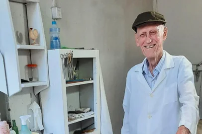 Lothari Junges barbeiro há 80 anos.<!-- NICAID(14778242) -->