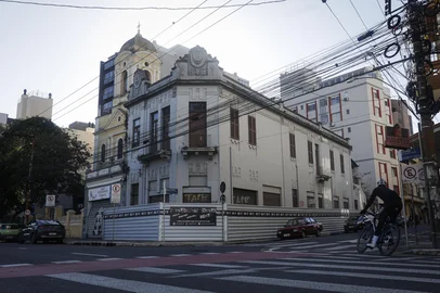 PORTO ALEGRE, RS, BRASIL, 03-07-2026: Prédio histórico de 1928, na esquina da Rua Barros Cassal com a avenida Osvaldo Aranha, vai abrigar novo empreendimento de coliving no bairro Bom Fim. Foto: Mateus Bruxel/Agência RBSIndexador: MATEUS BRUXEL<!-- NICAID(16320218) -->