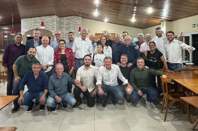 Depois de MDB e PT confirmarem no final de semana seus pré-candidatos ao Piratini em 2026, o PDT decidiu bancar a pré-candidatura de Juliana Brizola a governadora. A decisão foi tomada em um jantar na noite desta segunda-feira (1º) entre bancadas estadual, federal e direção do partido, reunidos em um salão de festas em Porto Alegre.<!-- NICAID(16178749) -->