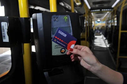 CAXIAS DO SUL, RS, BRASIL, 18/08/2016 - A partir de sábado, passageiros de ônibus de Caxias do Sul passam a contar com um único modelo de vale transporte. O Cartão Caxias Urbano do Transporte Coletivo, chamado informalmente de cartão único, vai substituir todos os demais em uso. (Jonas Ramos/Agencia RBS)<!-- NICAID(12387603) -->